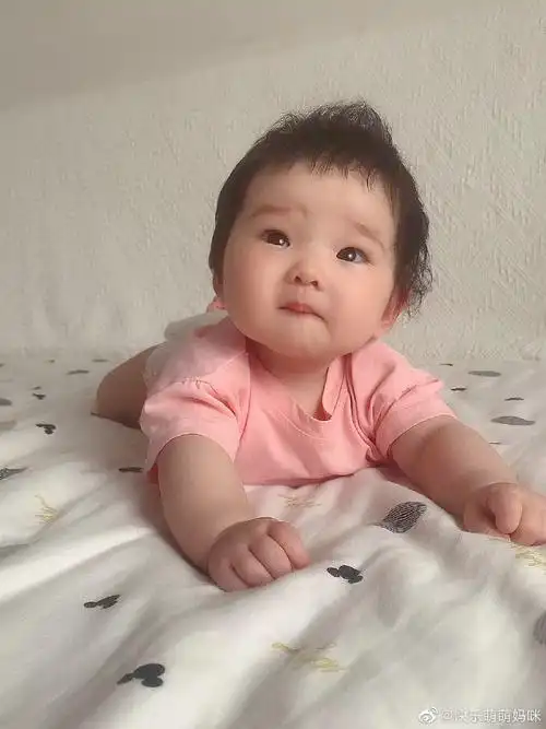 家有萌娃#小萌萌现在活动范围越来越大了,到了夏天,天气越来越热