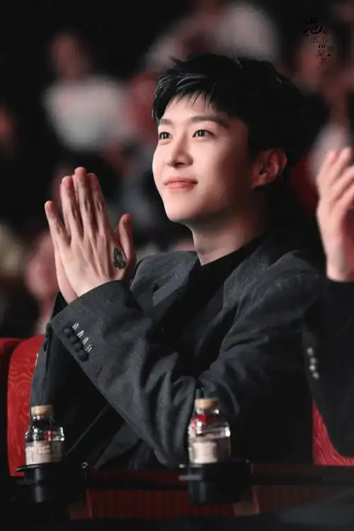 范丞丞金色挑染##范丞丞官宣澳门国际喜剧节