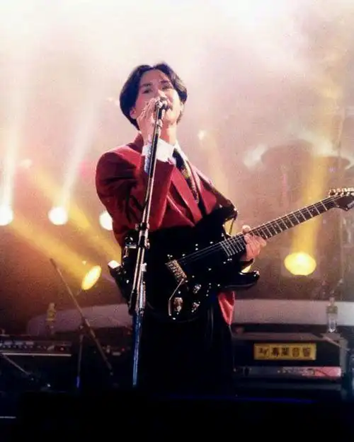 黄家驹有哪些可以设成壁纸的照片