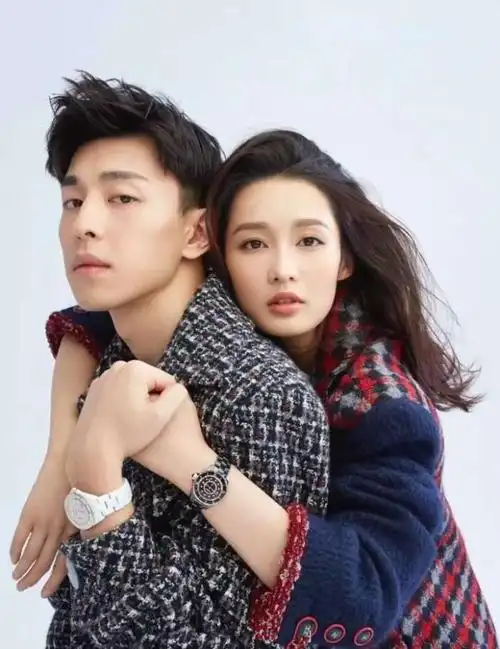 李沁和邓伦同框,穿呢子大衣cp感十足,网友:看着挺般配