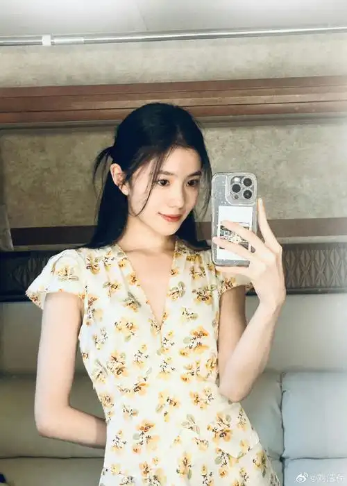 刘浩存九宫格自拍##刘浩存碎花裙少女