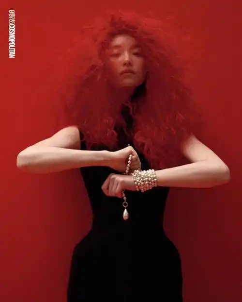 倪妮红发造型照片爆出,眼神犀利气质浓烈炽艳,化身复古摩登女郎_红色