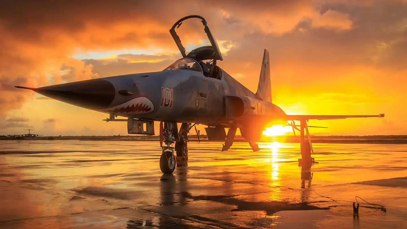 翱翔在蓝天的军事战斗机图片桌面壁纸