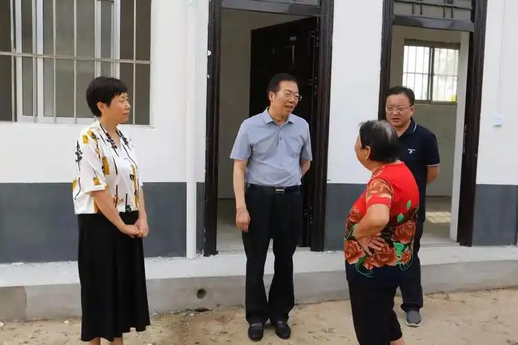 市委常委县委书记郭志英深入庄里试验区调研贫困户危房改造情况