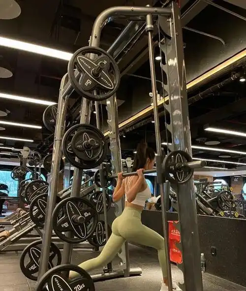 98年辣妹的大长腿配黑丝性感身材让网友瞬间沦陷