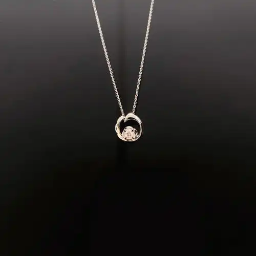 周大福forevermark永恒印记系列钻石项链呈现强烈的立体感,美钻的光芒