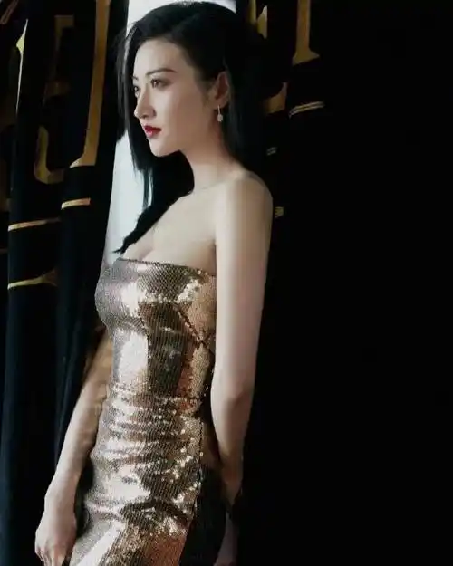 这件礼服看起来真的很华丽,因为采用了金色亮片的设计,所以让整个景甜