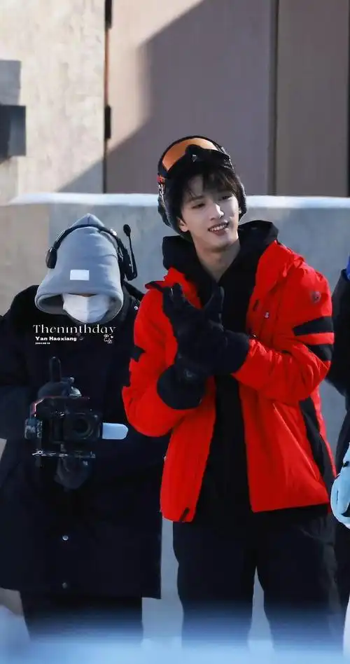 240107 冬日魅力盛放,严浩翔雪地红衣造型引粉丝热议