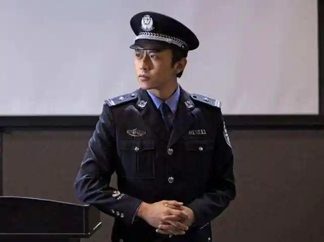目中的男神了,而他的颜值也可以说是相当高的,他也曾经饰演过警察角色