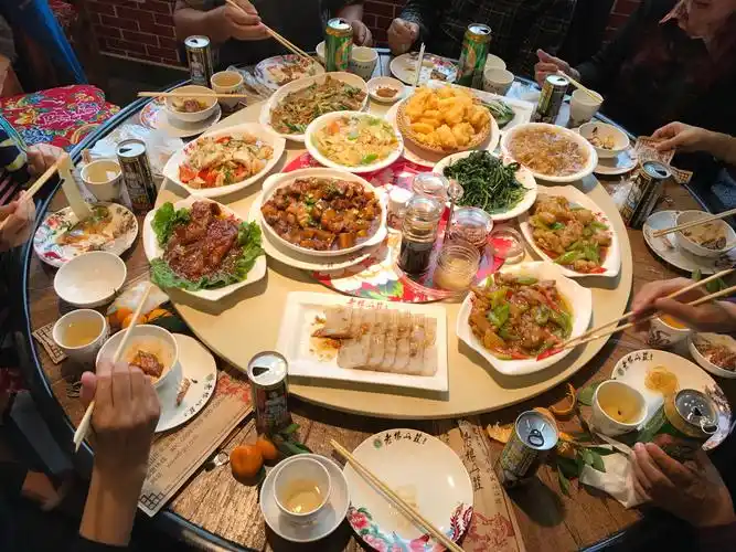 一桌丰盛的东北菜.