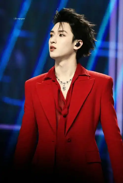 刘耀文张真源严浩翔与女伴舞热舞