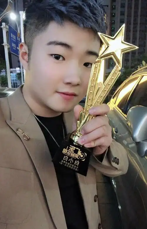 白小白进退两难出场费曝光李明霖表示他想往上走