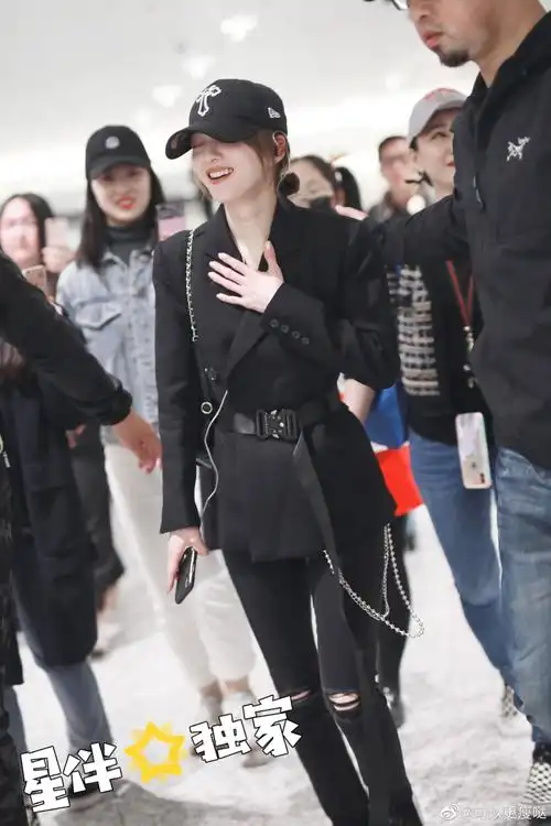 好久不见的张韶涵现身机场,好酷一女的!