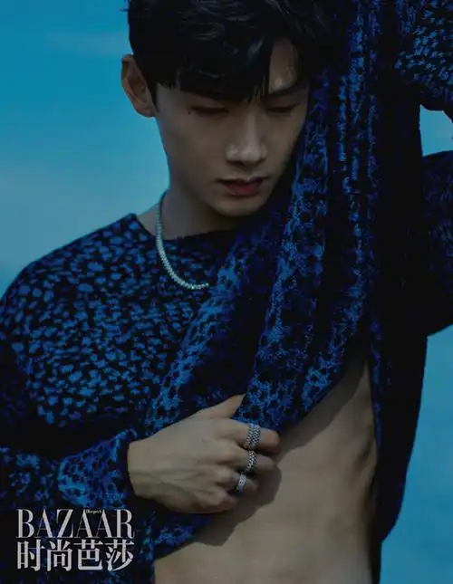 白敬亭踏浪而来曝时尚大片撩衣秀迷人肌肉线条