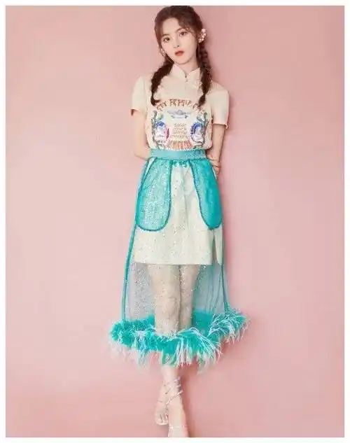 原创杨超越白色衬衫珊瑚裙亮相活动甜美吸睛是初恋本恋了