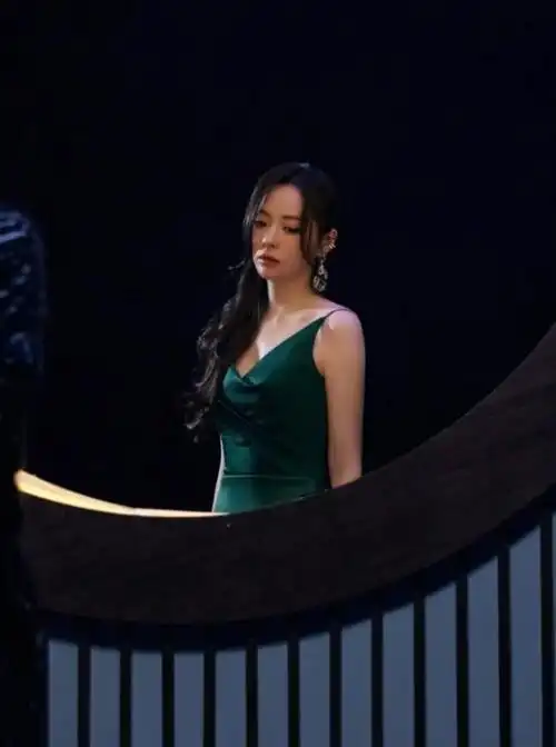 张靓颖逼婚大19岁渣男为爱打乳环却被骗走6亿身家