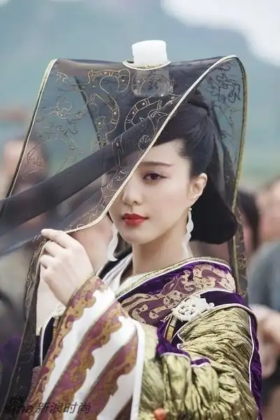 范爷再次挑战清宫装扮 盘点当红花旦古装造型_新浪图片