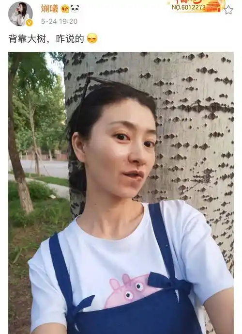 原创37岁眉姐姐斓曦素颜出镜背靠大树咬嘴唇皮肤状态太真实