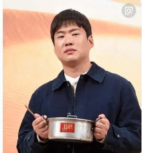 了他别的照片,应该是双眼皮,就是不够明显,不然正峰的双眼皮这么来的