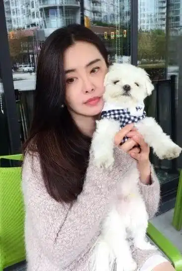 王祖贤:优雅女神的传奇人生 王祖贤在机场被偶遇,素颜引争议,私下品味