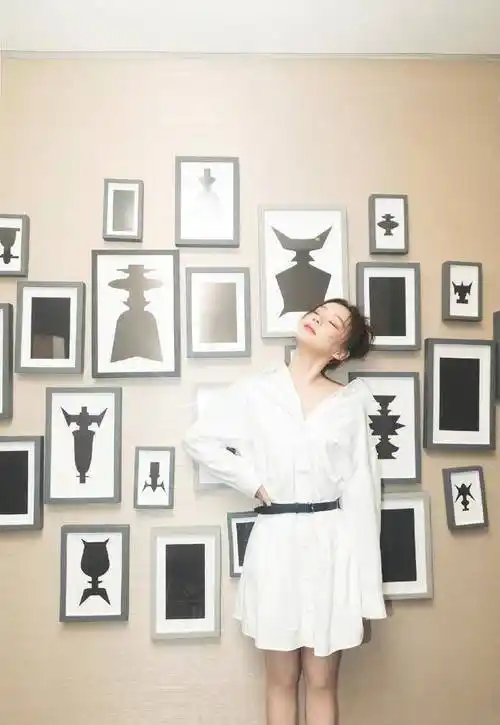 原创袁姗姗好会玩巴掌裤套在衬衫外面远远看去下半身像是没穿