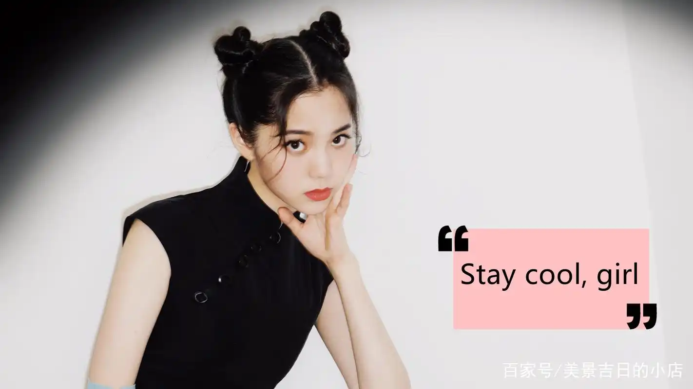 欧阳娜娜,黑色修身旗袍美照,双丸子头显得俏皮可爱,气场十足!