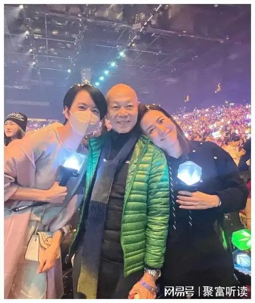 77岁罗家英看孙子演唱会与两大女神合影亲密接触