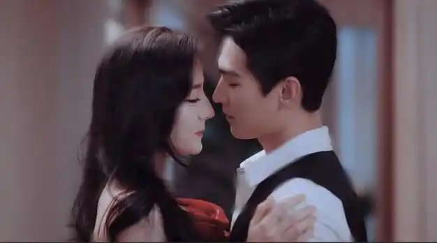 那是因为,像杨洋曾经的绯闻对象李沁,宋茜,赵露思一样,王楚然也是贾