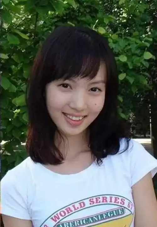 金晨成名前后照片对比(素人时期却和现在大不相同没整容都不信) - 品