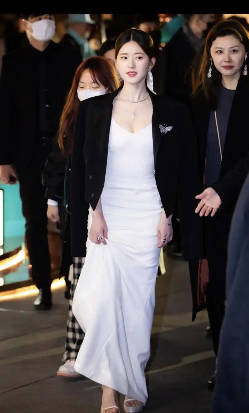 赵露思又让人刮目相看了白色礼服配黑色西装干练成熟精致高级