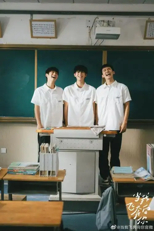 校园剧《当我飞奔向你》:周翊然张淼怡「一让在让cp」从校服到婚纱