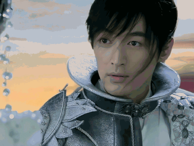 里,胡歌不是一人分饰4角,而是一人演了7种角色分别是:景天/龙阳/飞蓬