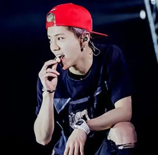 34岁鹿晗带货引热议,脸肿成"老姐姐",意外撞脸65岁刘雪华