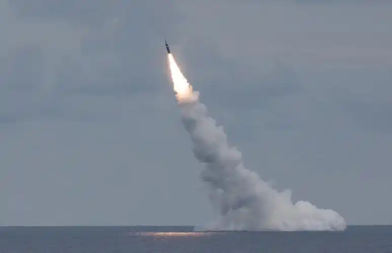 美国海军公布的"三叉戟"ii型导弹发射画面