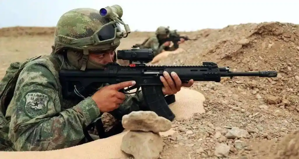 解放军的新步枪帅炸