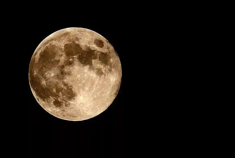 美翻了!清河五彩城惊现超级月亮,真的可以摘下来