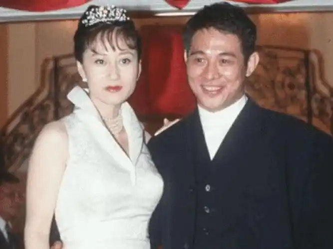 原创22年前李连杰赴美娶利智风光大婚港媒10个字让他颜面扫地