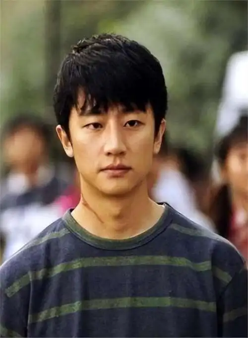 "狠人"黄轩的逆袭史,从内娱弃子到名导宠儿,几段情史太精彩