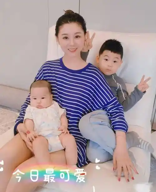 李小萌晒二胎儿子百天照!