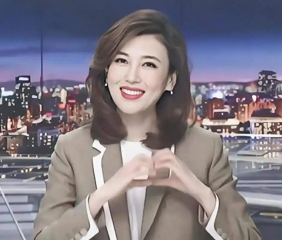 央视颜霸李红旧照被扒方脸单眼皮遭疑整容与现在判若两人