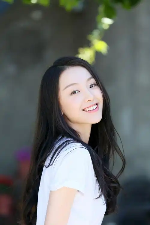 温晴曝甜美仙气写真 笑露小虎牙显可爱