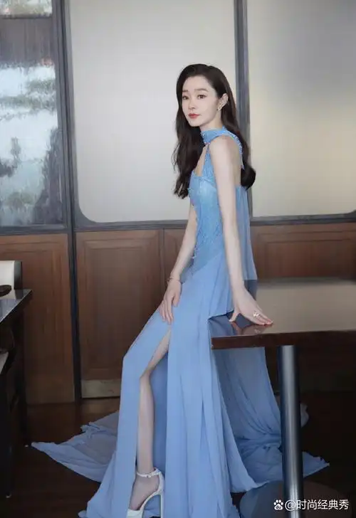 白色高跟鞋的搭配,更加凸显宋轶的独特魅力和十足的青春活力!