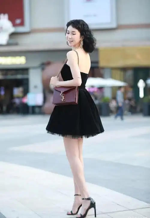 "高跟鞋"成为时尚美女的标准搭配,夏天这样穿高雅不失端庄