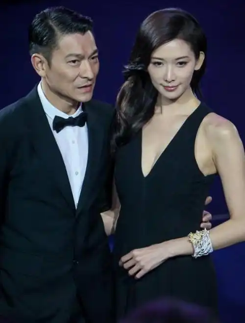 林志玲刘德华合照流出他越老越帅林志玲开叉裙妩媚性感