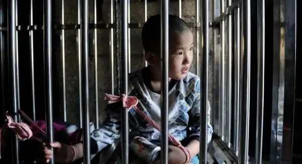 男孩从3岁起就被关在铁笼里养大背后的真相却让人鼻酸落泪