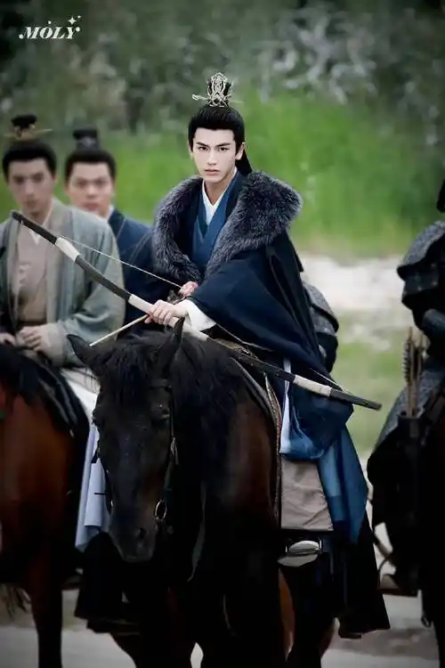 张凌赫身穿黑衣骑马射箭 古装扮相英气十足似大侠-搜狐大视野-搜狐