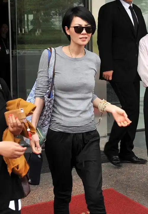 王菲的"私服"低调却很时髦,灰针织衫配绑腿裤,简约大气又精神