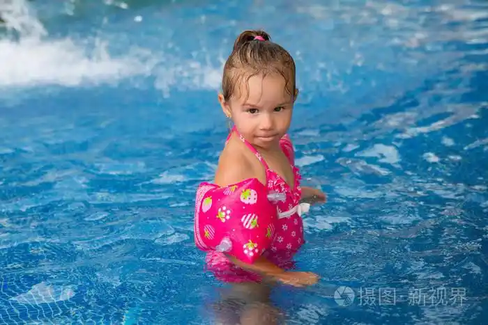 在游泳池游泳的可爱小女孩的画像
