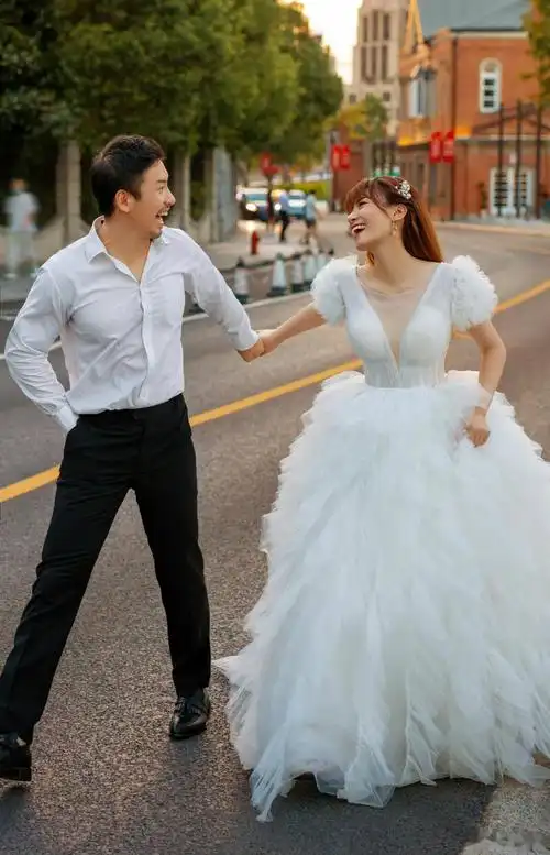 万蒂妮晒婚纱照庆祝结婚周年与老公认识32年恋爱10年