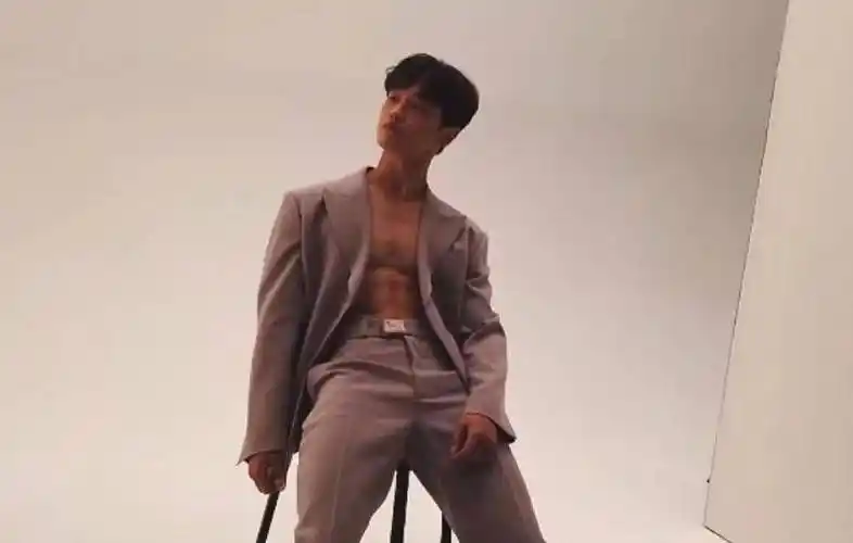 乖乖脸 肌肉男,拥有"反转身材"的6位明星_腹肌_魅力_tvn